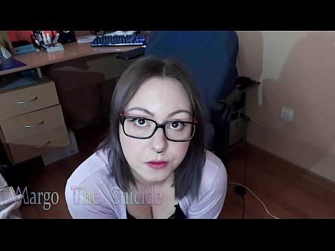 ❤️ Kynþokkafull stelpa með gleraugu sýgur dildó djúpt á myndavélinni Kynlífsmyndband hjá okkur ️❤